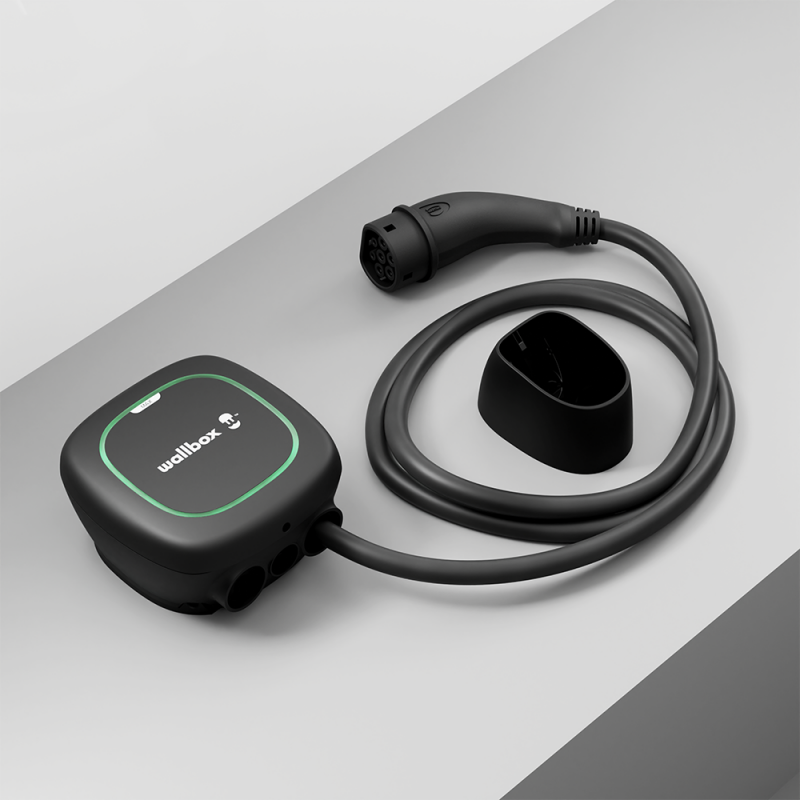 Wallbox Pulsar Max noire avec câble et connecteur de type 2 clairement visibles.